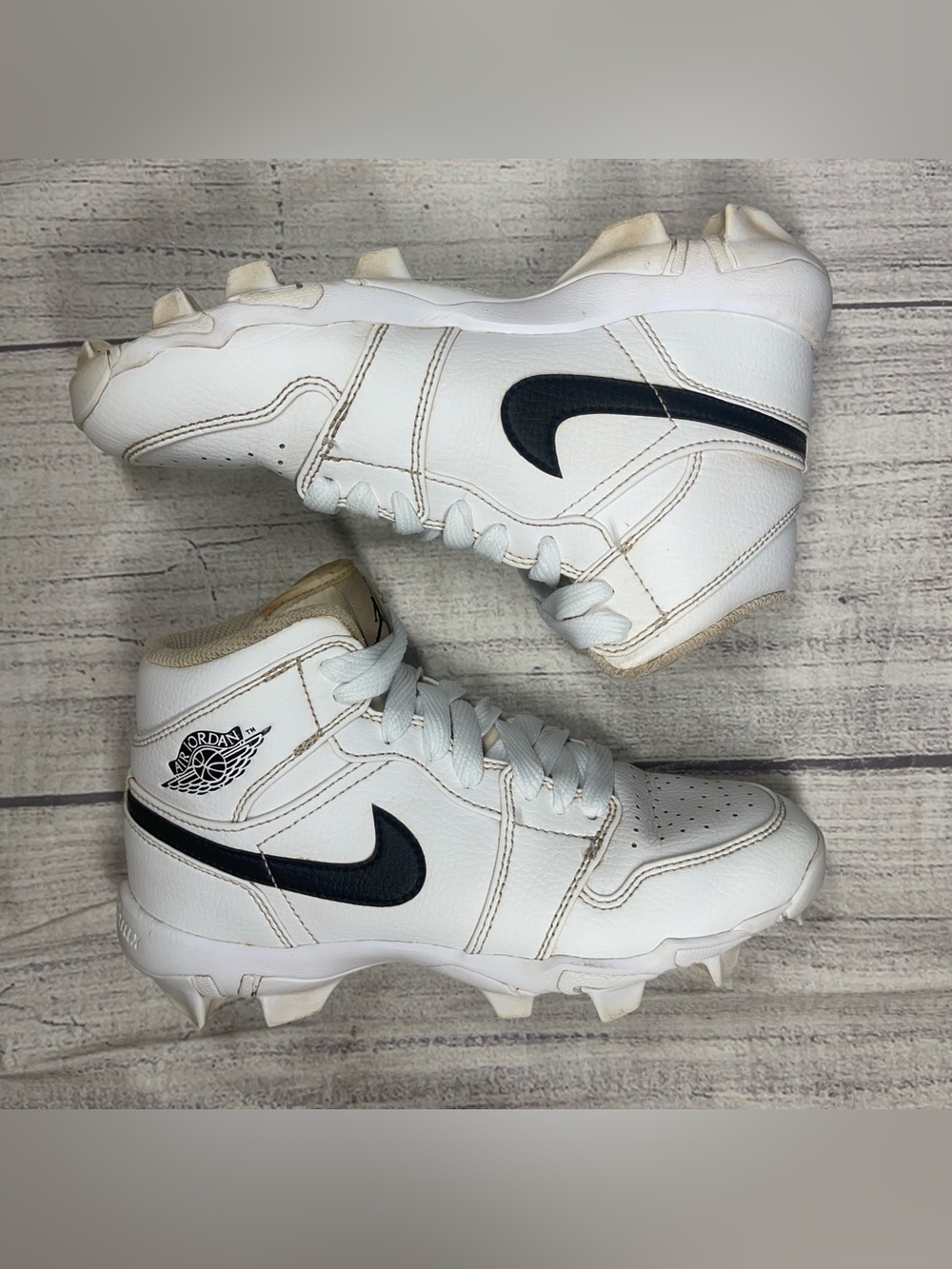 Nike Big Kids 4Y Air Jordan 1 Mid Black/White Cleats